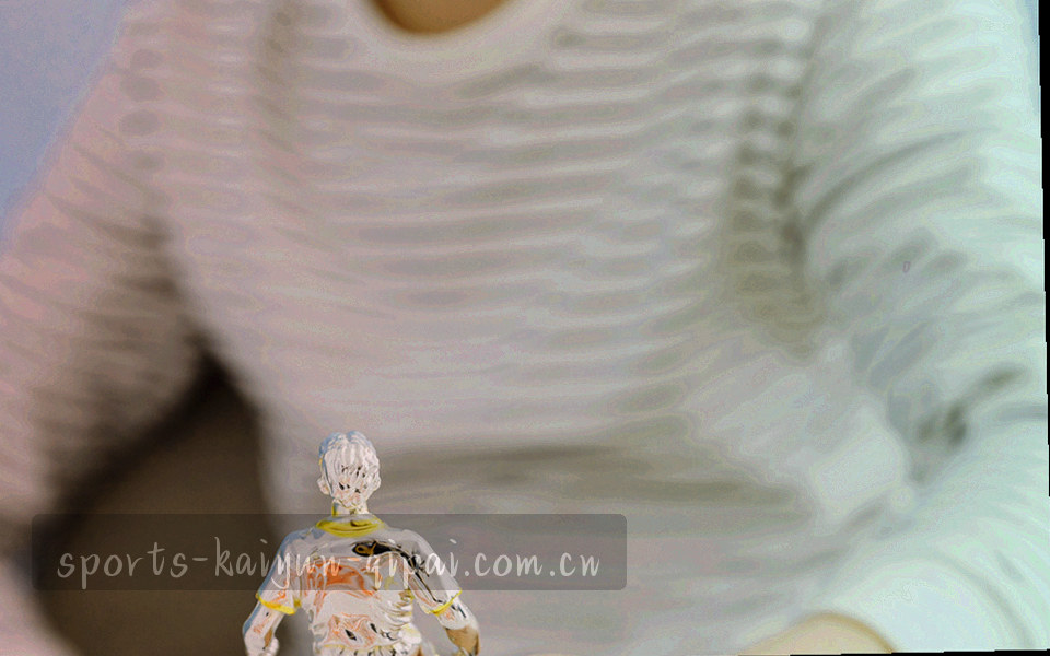 夜间棋牌桌面与杂志排版元素结合的专栏头图，暗金与霓虹青光效交错